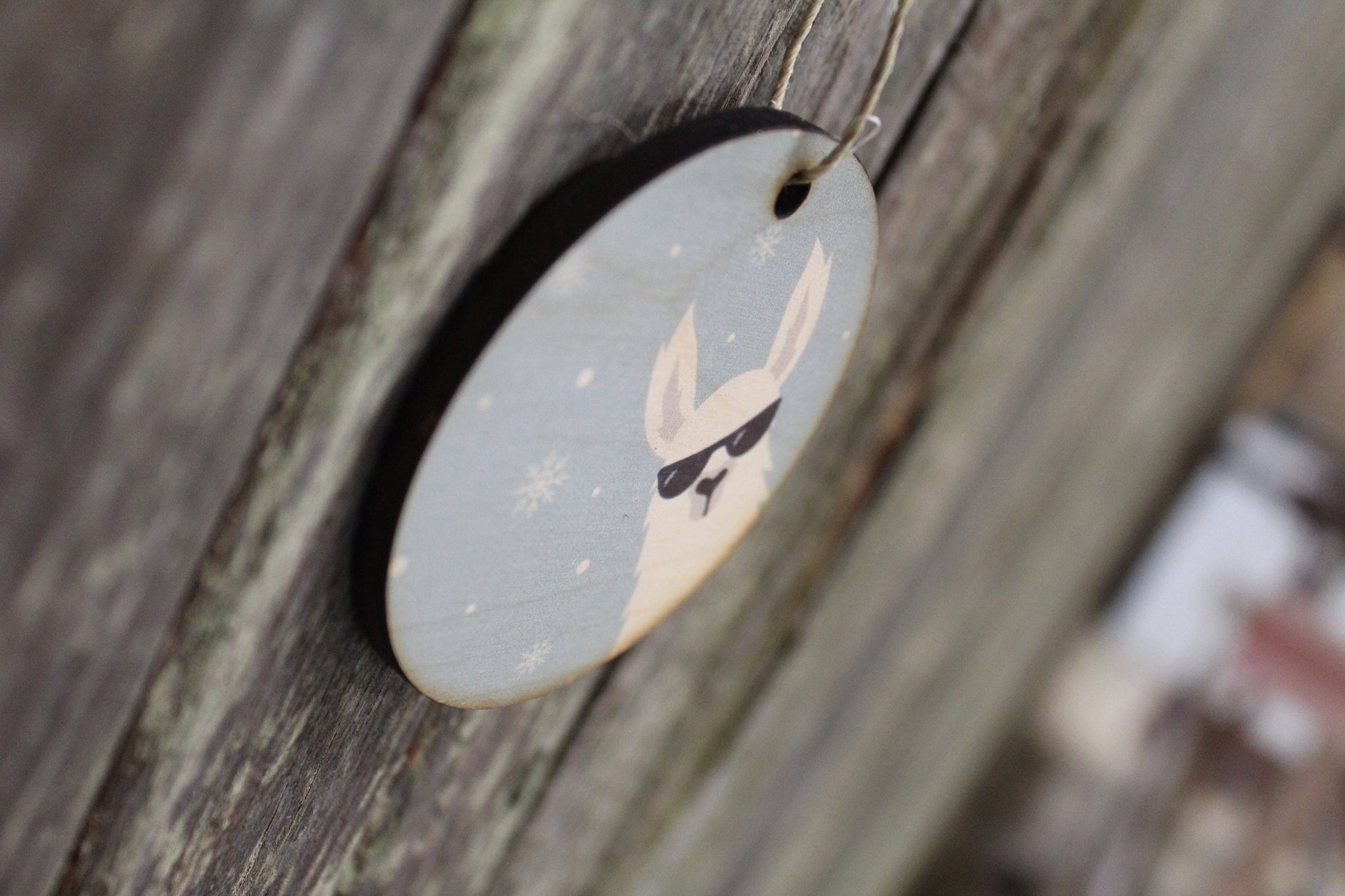 Cool Llama Alpaca White Furry Sunglasses Ornament Friendly Winter Christmas Décor Wood Circle Hanger Sign Keychain Gift Cute Unique