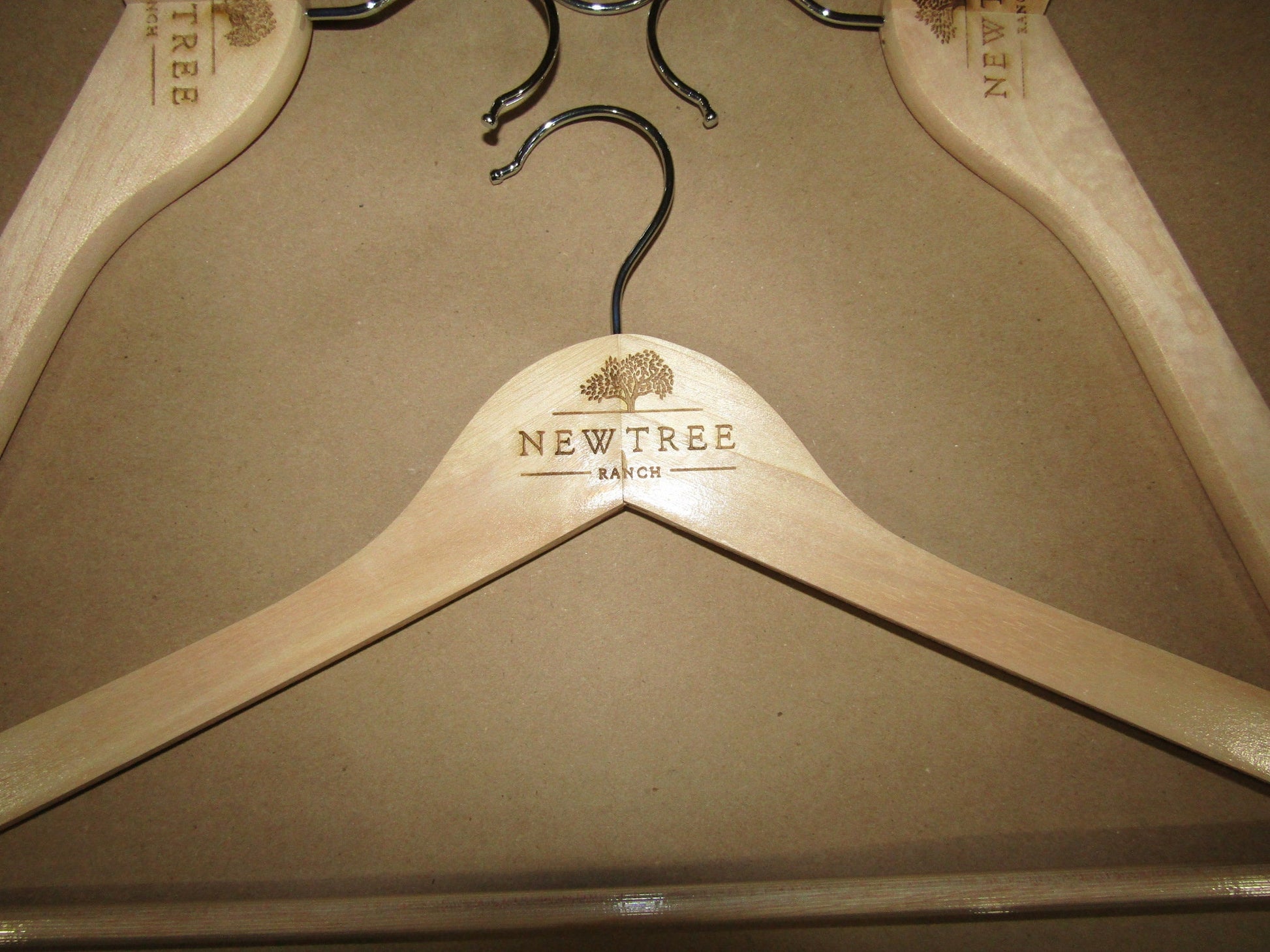 Custom Clothes Hanger Engraved Hard Wood Use Your Logo Customization Business Logo Personalized Emblem Store Fashion Commerical Tree Ranch