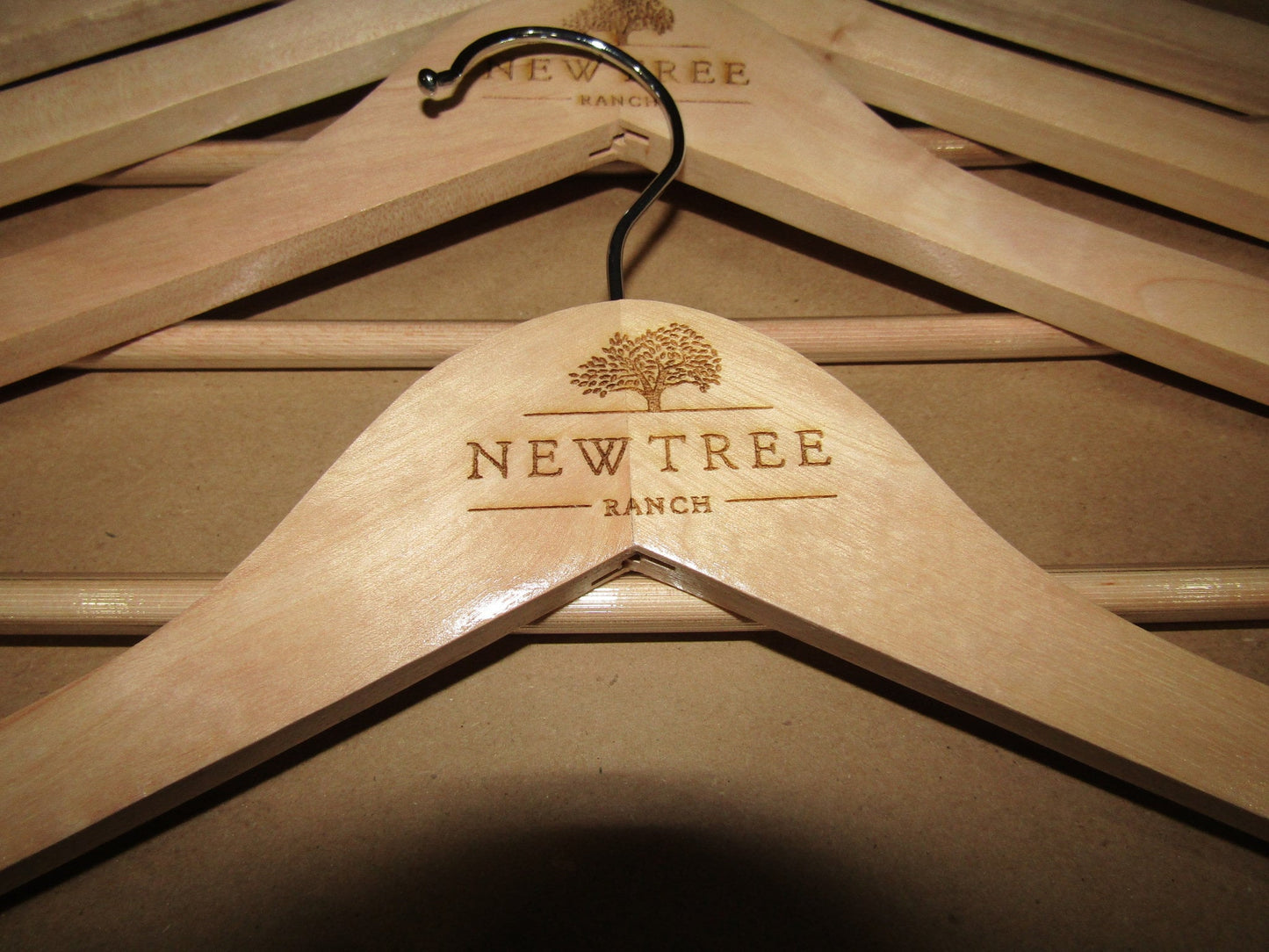 Custom Clothes Hanger Engraved Hard Wood Use Your Logo Customization Business Logo Personalized Emblem Store Fashion Commerical Tree Ranch