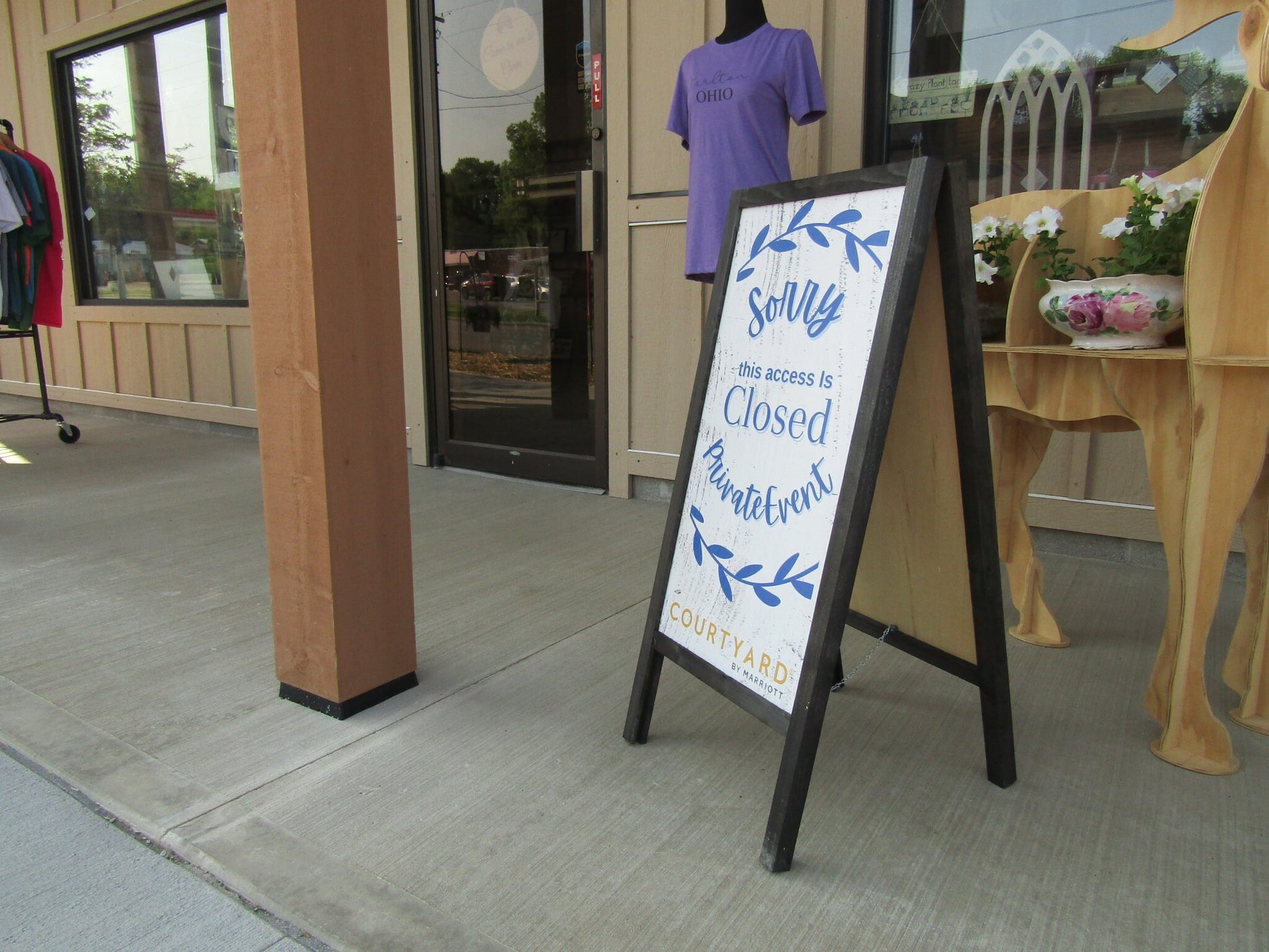 Custom A Frame Logo with Added Closed Area Uvprinted Outdoor Sidewalk Commerical Business Sign Freestanding Hinge Foldable Informational