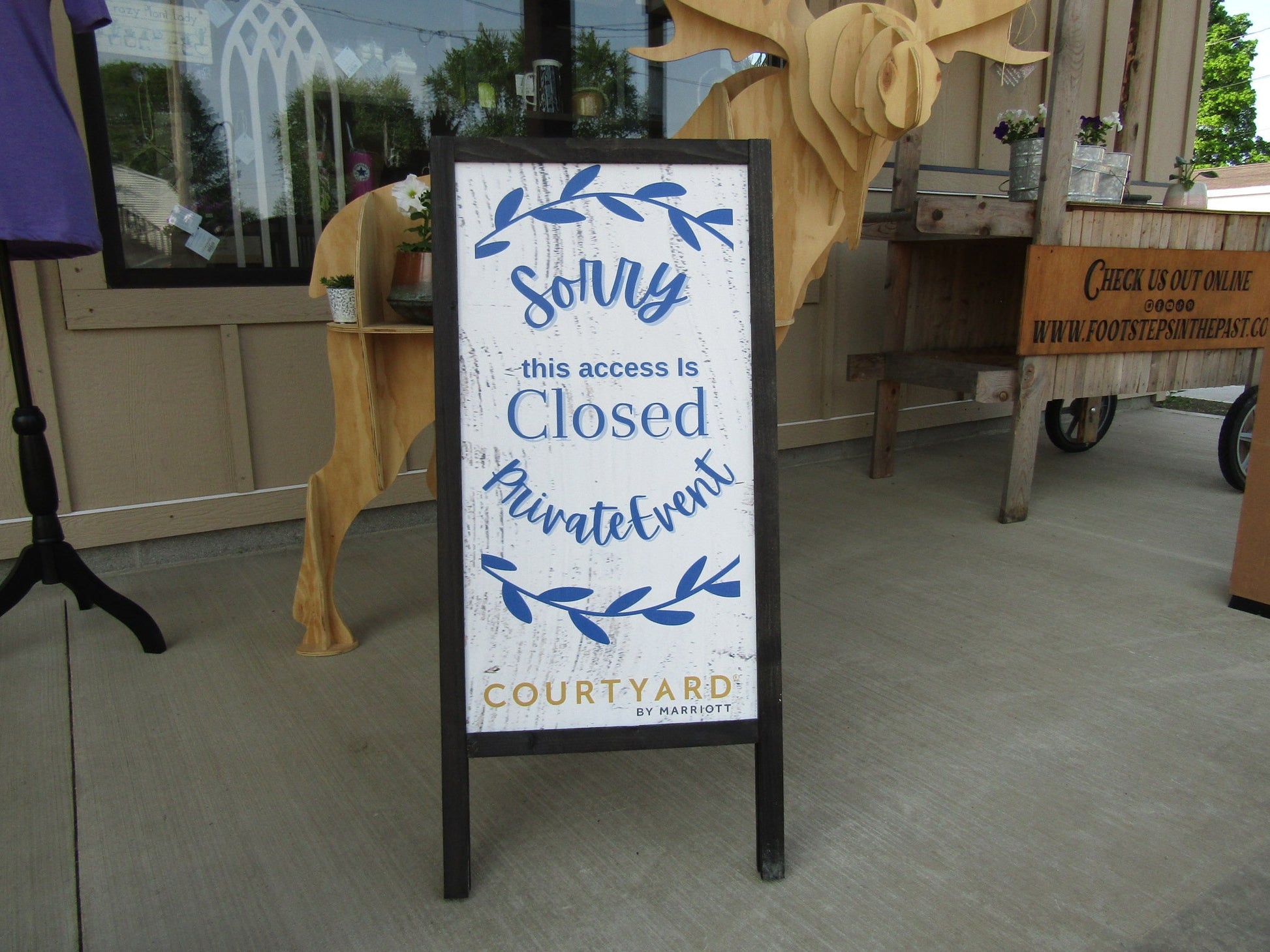 Custom A Frame Logo with Added Closed Area Uvprinted Outdoor Sidewalk Commerical Business Sign Freestanding Hinge Foldable Informational