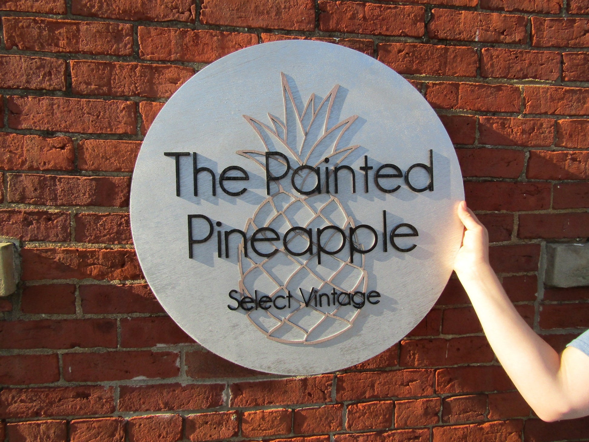 Custom Handmade Signage Commerical Business Sign The Painted Pineapple Vintage Store Front Raised 3D Image Round Circle Wood Layered Logo