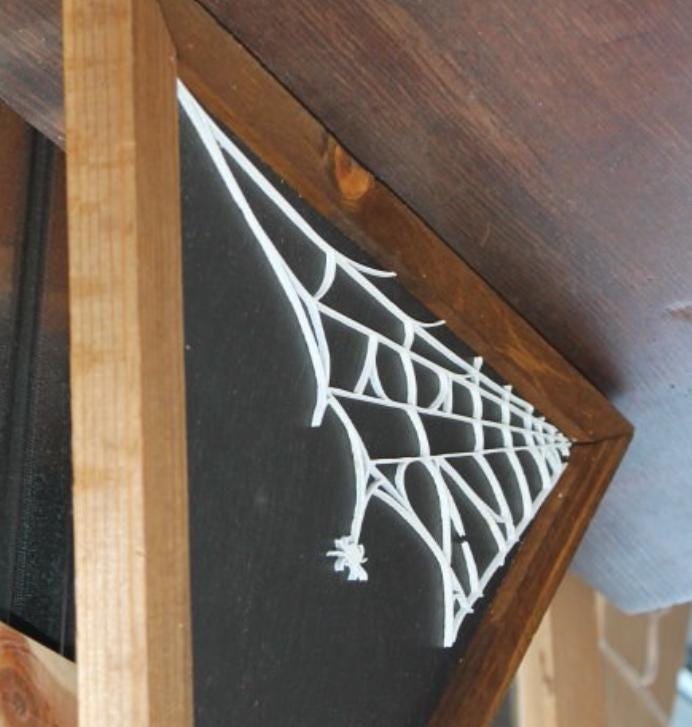 spider shelf sitter